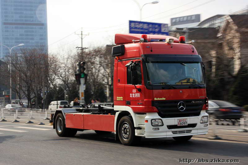 北京消防的奔驰actros 1832拉臂车