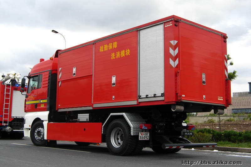 北京消防的奔驰actros 1832拉臂车