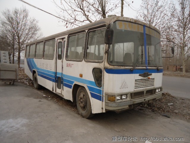 卡车论坛实拍拍老车之-广州gzk6944e客车送货在村里的