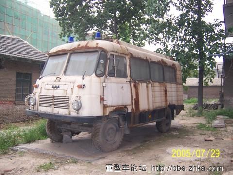 转帖-据说是德国的老四驱越野战地救护车.