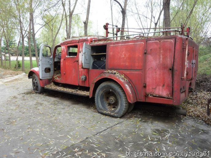一台老解放消防车