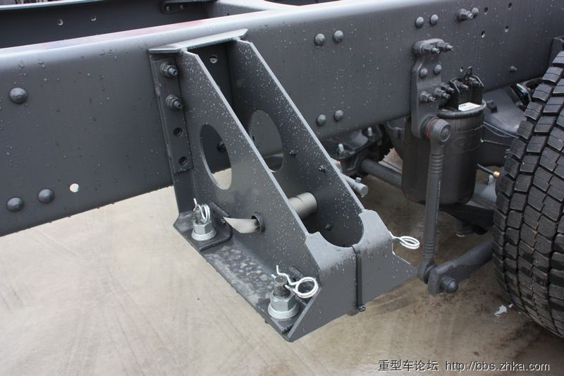 备胎绳索架,加装上装后将备胎用绳索固定于此