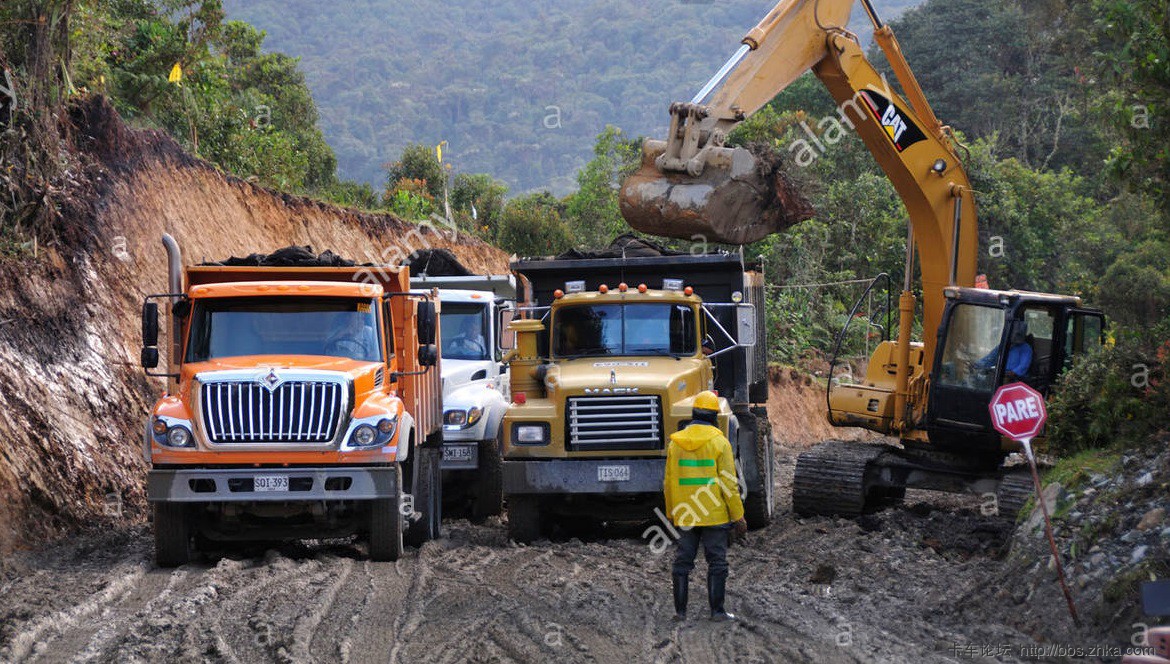 road-construction-slide-mud-route-totoro-inza-colombia-south-america-D0TJX0.jpg